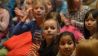 Kinder im Publikum folgen aufmerksam den Geschichten auf der Lesbühne (Quelle: rbb/Thomas Ernst)