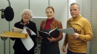 Jennifer Minetti (Unke Bombina), Bernhard Schütz (Schleusenwärter Adrian Nachtnebel) und Lucy van Org (Prinzessin Senada), im Studio vor dem Mikrofon (Quelle: rbb)