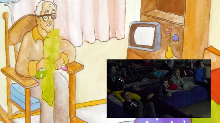 Bunte Zeichnung: ein alter Mann im Sessel schaut Fernsehen; dazu rechts ein Insert-Foto mit Kindern, die aufmerkam zuhören (Quelle: rbb/OHRENBÄR/Sonja Kessen)