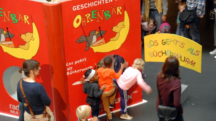 Kinder krabbeln durch das große OHRENBÄR-Buch im Lichthof (Quelle: rbb/Birgit Patzelt)