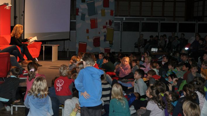 Blick in den Kleinen Sendesaal des rbb, rbb-Intendantin Patricia Schlesinger auf der Bühne, davor viele kleine Zuhörerinnen und Zuhörer (Quelle: rbb/Tobias Potratz)