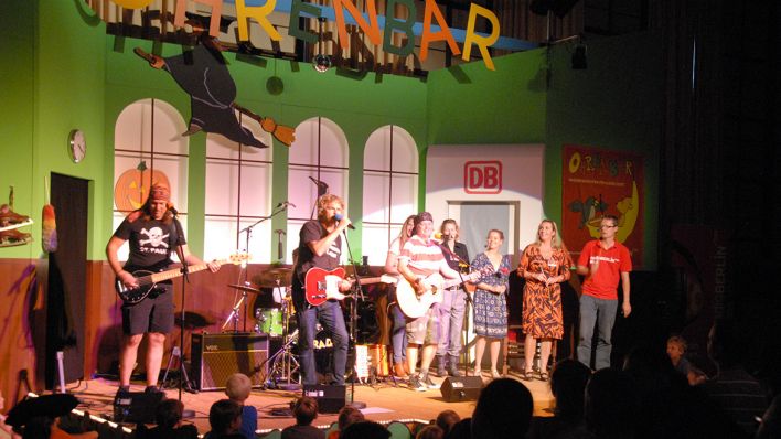 Alle Mitwirkenden und Organisatorinnen mit der Band zum Abschluss des großen OHRENBÄR-Musik-Festes auf der Bühne (Quelle: rbb/Wolfgang Weese)