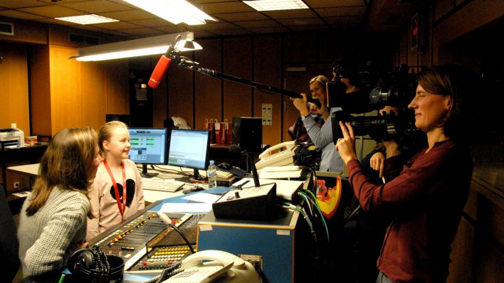 Während der Aufnahme im Studio: Tontechnikerin Nina Kluge mit Finja und dem rbb-Team von der Abendschau (Quelle: rbb/OHRENBÄR/Birgit Patzelt)