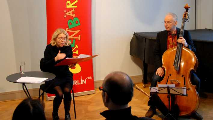 Schauspielerin Antje von der Ahe liest, Musiker Martin Lillich daneben (Quelle: rbb/OHRENBÄR/Birgit Patzelt)