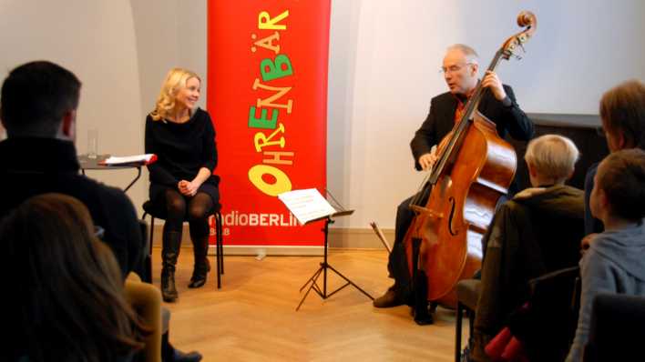 Blick vom Publikum, vorn Schauspielerin Antje von der Ahe und Musiker Martin Lillich (Quelle: rbb/OHRENBÄR/Birgit Patzelt)