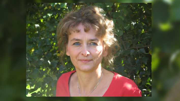 Porträt der Autorin Annette Amrhein vor einem Baum (Quelle: privat)