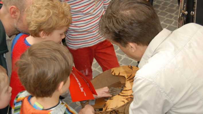 Musiker Falk Breitkreuz erklärt Kindern das afrikanische Fingerklavier, die Mriba © rbb/Redaktion OHRENBÄR Musiker Falk Breitkreuz erklärt Kindern das afrikanische Fingerklavier, die Mriba © rbb/Redaktion OHRENBÄR