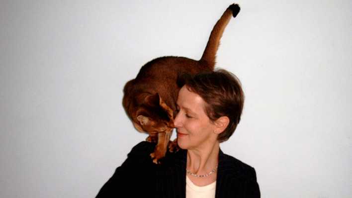 Porträt der Schauspielerin Roswitha Ballmer mit einer Katze auf der rechten Schulter (Quelle: privat)