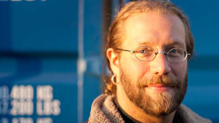 Porträt des Autors Christian Bartel, im Freien, vor einem blauen Hintergrund (Quelle: Matthias Stöber) Porträt des Autors Christian Bartel, im Freien, vor einem blauen Hintergrund (Quelle: Matthias Stöber)