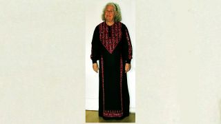 Porträt der Autorin Burtchen Bataineh, in einem traditionellen Kleid (Quelle: privat)