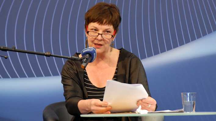 Autorin Susanne Friedmann liest am blauen ARD-Mikrofon (Quelle: rbb/OHRENBÄR/Birgit Patzelt)