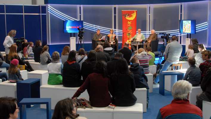 Publikum des Mini-Lesemarathons im ARD-Forum, Leipziger Buchmesse (Quelle: rbb/OHRENBÄR/Birgit Patzelt)