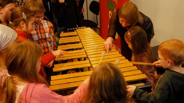 Kinder spielen Vibraphon, angeleitet von der Musikerin © rbb/Redaktion OHRENBÄR