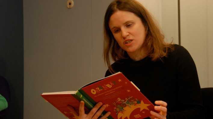 Johanna Marx liest aus dem Buch "OHRENBÄR - Die schönsten Weihnachtsgeschichten zum Vorlesen" (Quelle: rbb/Redaktion OHRENBÄR/Birgit Patzelt)