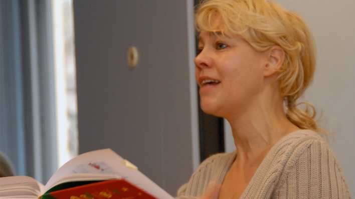 Schauspielerin Astrid Kohrs liest aus dem OHRENBÄR-Buch (Quelle: rbb/OHRENBÄR/Birgit Patzelt)