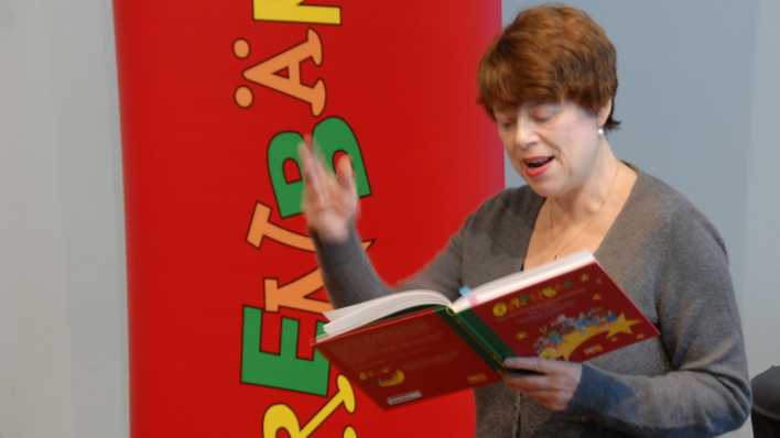 OHRENBÄR-Autorin Sabine Ludwig liest gestikulierend aus einem OHRENBÄR-Buch © rbb/Redaktion OHRENBÄR