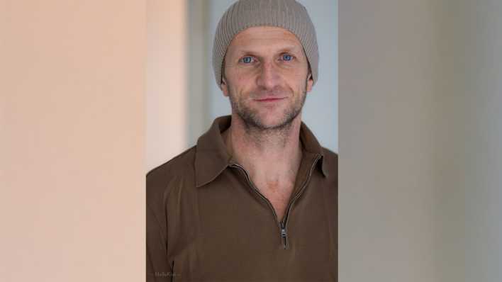 Porträt des Schauspielers Wolfgang Edelmayer, mit brauner Wollmütze (Quelle: Hella Kiss)