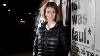 Schauspielerin Judith Engel, draußen, vor einem Plakat der Berliner schaubühne (Quelle: imago images/Christian Kielmann)