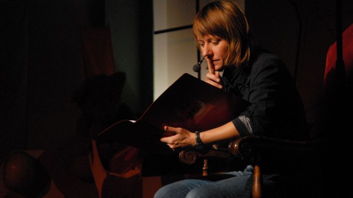 Schauspielerin Jennipher Antoni im OHRENBÄR-Sessel liest eine Geschichte vor © rbb/Birgit Patzelt