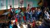 Eine Polonäse auf der Bühne mit den Kindern, die Musiker spielen dazu © rbb/Birgit Patzelt