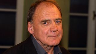 Porträt des Schauspielers Bruno Ganz vor einer Fensterfront, abends (Quelle: imago images/Sven Simon)