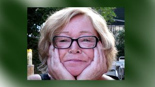 Porträt der Autorin Dagmar Garbe, lächelnd mit Brille, Kopf aufgestützt (Quelle: privat)