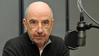 Porträt des Schauspielers Gerd Grasse im Tonstudio vor einem Mikrofon (Quelle: rbb/Oliver Ziebe)