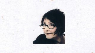 Porträt der Autorin Franziska Groszer vor einem hellen Hintergrund (Quelle: privat)