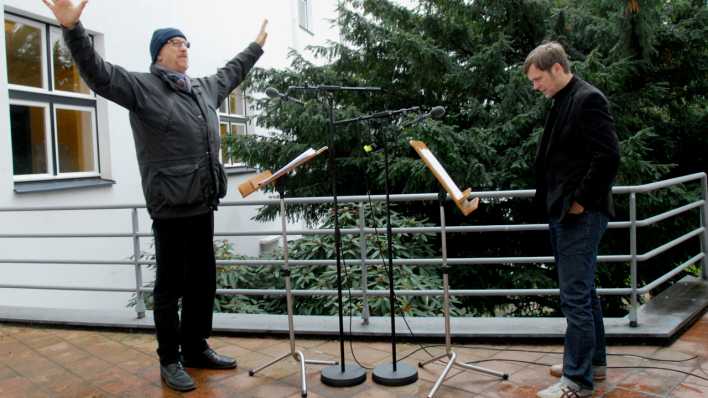 Reiner Schöne und Matthias Matschke sprechen im Innenhof des Haus des Rundfunks © rbb/Redaktion OHRENBÄR