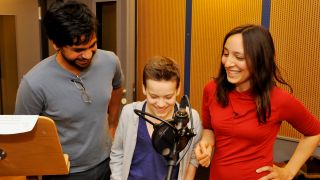 Reinaldo Almeida, David Weyl und Laura Maire im Studio vor einem Mikrofon (Quelle: rbb/Claudius Pflug)