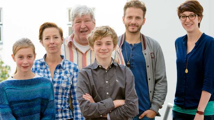 Das Sprecher-Team des rbb-Kinderhörspiels "Das Geschenk" mit Regisseurin Johanna Steiner © rbb / Gundula Krause