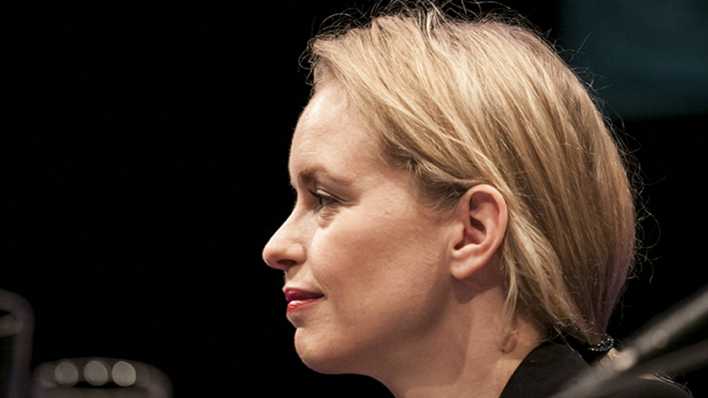 Seitliches Porträt der Schauspielerin Nina Hoss vor einem dunklen Hintergrund (Quelle: imago images/Lumma Foto)