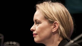 Seitliches Porträt der Schauspielerin Nina Hoss vor einem dunklen Hintergrund (Quelle: imago images/Lumma Foto)