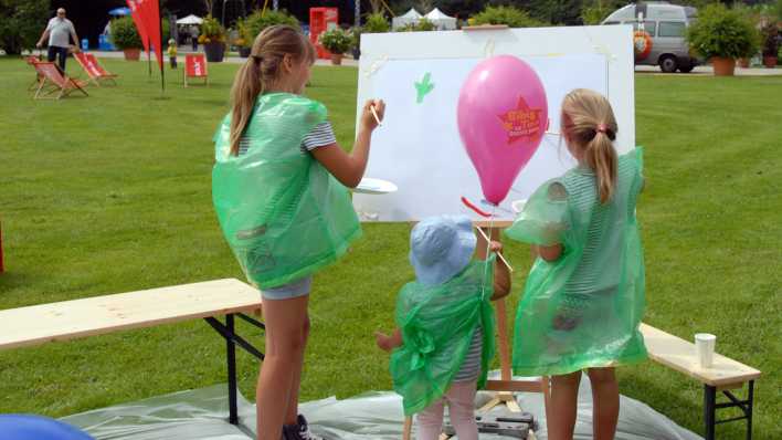 Drei Kinder mit Luftballon malen, an der Staffelei (Quelle: rbb/OHRENBÄR/Birgit Patzelt)