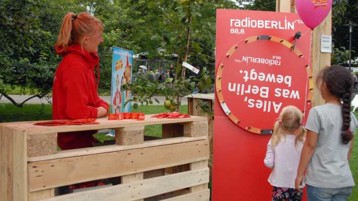 Kinder am radioBERLIN-Glücksrad (Quelle: rbb/OHRENBÄR/Birgit Patzelt)