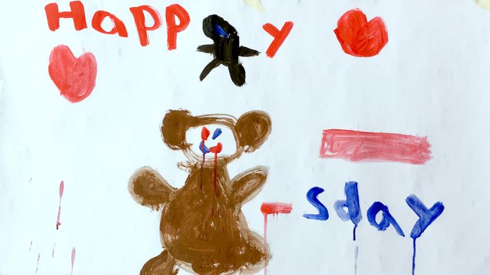 Bunte Kinderzeichnung: geschrieben "Happy" dann ein Bär und "-sday" (Quelle: rbb/OHRENBÄR/Lisa Thieler)