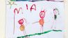 Ein farbig gezeichnetes Kinderbild, mit Figuren und dem Wort "MIA" (Quelle: rbb/OHRENBÄR/Birgit Patzelt)