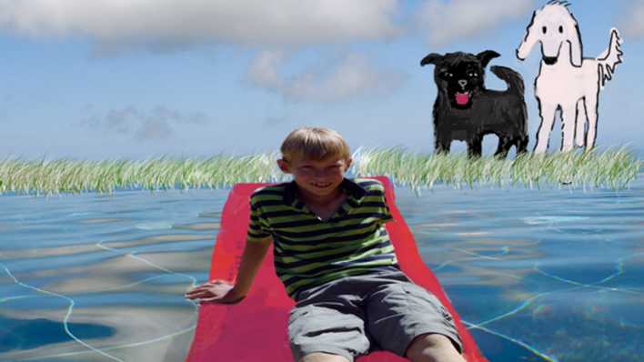 Eine Bildcollage: Ein Junge liegt auf einer roten Luftmatratze im Wasser, gegenüber ein schwarzer und ein weißer Hund auf einer Wiese, die zu ihm schauen (Quelle: Susanne Kornblum)
