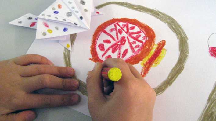 Eine Hand hält ein Blatt mit der anderen zeichnet ein Kind ein Bild © rbb/Redaktion OHRENBÄR