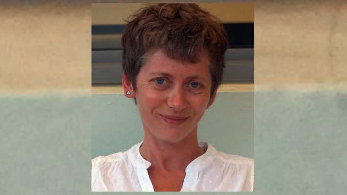 Porträt der Autorin Petra Kasch, mit weißer Bluse vor mehrfarbiger Wand (Quelle: privat)