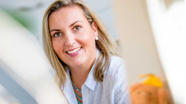 Porträt der OHRENBÄR-Redakteurin Sonja Kessen, rechts unten OHRENBÄR in der Mondsichel als Kuscheltier (Quelle: rbb/Gundula Krause) Porträt der OHRENBÄR-Redakteurin Sonja Kessen, rechts unten OHRENBÄR in der Mondsichel als Kuscheltier (Quelle: rbb/Gundula Krause)