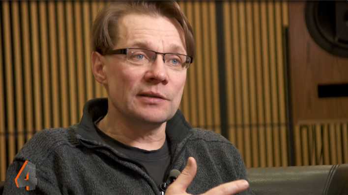 Hörspielregisseur Robert Schoen im Studio (Quelle: MDR)