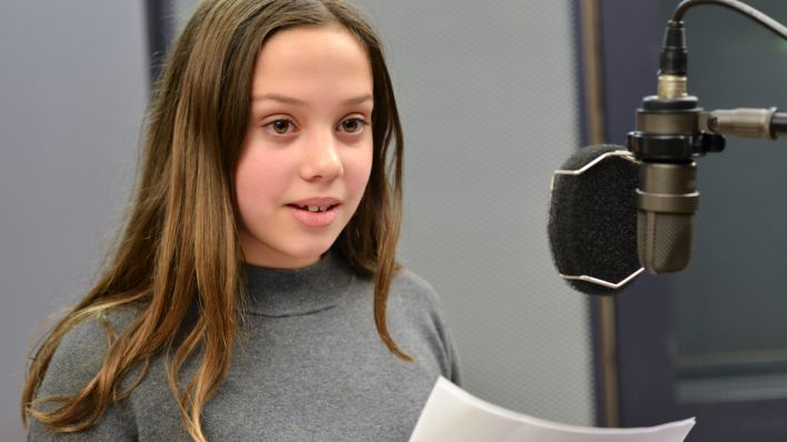 Emilia Quinones als Latifa am Mikrofon im rbb-Studio (Quelle: rbb/Oliver Ziebe)