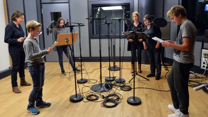 Blick ins rbb-Tonstudio mit Sprecherinnen und Sprecher am Mikrofon und der Regisseurin (Quelle: rbb/Oliver Ziebe)