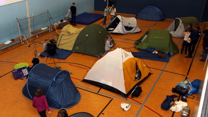 Blick in die Sporthalle der Elisabethstift-Schule, Kinder und Erwachsene richten die Zelte für die Kinderradionacht ein (Quelle: radioBERLIN)