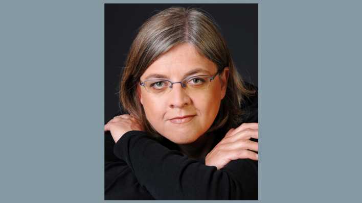 Porträt der Autorin Lotte Kinskofer im schwarzen Pullover, Hände gekreuzt auf den Schultern (Quelle: privat)