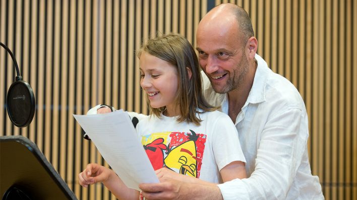 Oliver Szerkus als junger Leonardo da Vinci und Christian Koerner als Vater vor dem Mikrofon im Studio (Quelle: rbb/Oliver Ziebe)