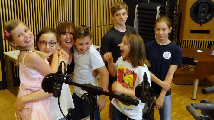 Teamfoto mit den Kindern (von links) Melina Molkenthin, Leonie Smolenski, Jasper von der Ahe, Arne Kapfer, Oliver Szerkus, Lotta Stüber mit Schauspielerin Frauke Poolmann (Quelle: rbb/Robert Schoen)