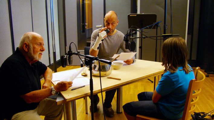 Probe am Tisch im Studio mit den Schauspielern (von links) Mogens von Gadow, Christian Körner und dem jungen Leonardo, Oliver Szerkus (Quelle: rbb/Marie Beckmann)