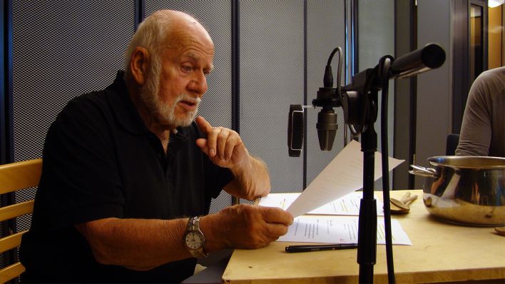 Schauspieler Mogens von Gadow bei der Aufnahme im Studio (Quelle: rbb/Marie Beckmann)